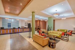 un hall d'un hôpital avec des canapés et des chaises dans l'établissement Protea Hotel by Marriott Lusaka, à Lusaka