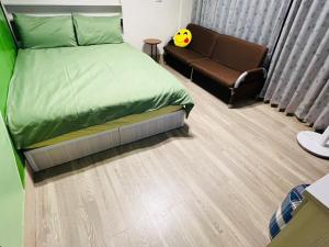 Uma cama ou camas num quarto em 郵系空間民宿