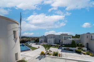 uitzicht op de binnenplaats van een gebouw met een zwembad bij Blue Diamond Beach Villas in Paphos City