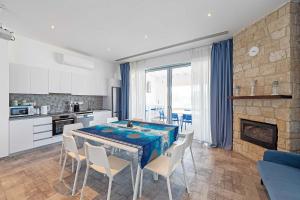 cocina y comedor con mesa y sillas en Blue Diamond Beach Villas, en Pafos