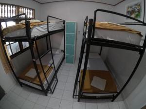Zimmer mit 2 Etagenbetten in einem Zimmer in der Unterkunft Palm Garden Kuta in Kuta