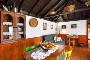 蒂哈拉費的住宿－La Chirlaca，客厅里设有一张桌子,上面放着一碗水果