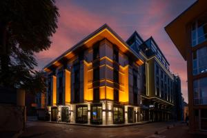 ein Bürogebäude mit Sonnenuntergang im Hintergrund in der Unterkunft Hotel Ravi in Istanbul