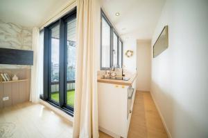 Kuchyň nebo kuchyňský kout v ubytování Appart'Hôtel & Spa "Les Voiles" Le Père Banard
