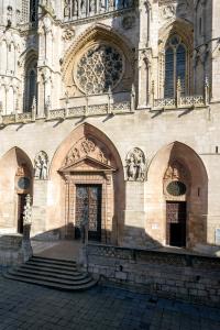 ein Gebäude mit einer Tür und einer Treppe davor in der Unterkunft La Suite de la Catedral by Unique Rooms in Burgos