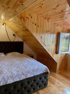 1 dormitorio con 1 cama en una habitación de madera en Montenegro Dream House, en Žabljak