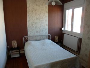 - une chambre avec un lit et une fenêtre dans l'établissement Maison individuelle de 100 m2, à Aulnoye-Aymeries