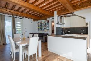 een keuken en een woonkamer met een tafel en stoelen bij Villa Deluxe Giusti in Pescia