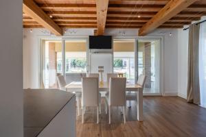 uma cozinha e sala de jantar com mesa e cadeiras em Villa Deluxe Giusti em Pescia