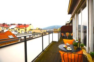 Balkon atau teras di Waterfront River Side Roof Top Apartment - Terrace with city view