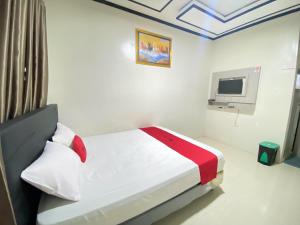 מיטה או מיטות בחדר ב-RedDoorz @ Porodisa Homestay Palu