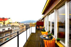 Rõdu või terrass majutusasutuses Waterfront River Side Roof Top Apartment - Terrace with city view