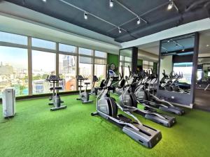 - une salle de sport avec des équipements de cardio-training dans un bâtiment dans l'établissement Capital O 75451 Podstel Hostel Bangkok, à Bangkok