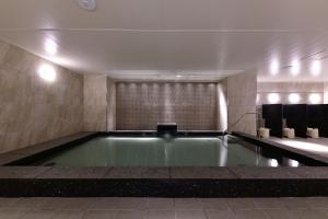 名古屋市にあるVessel Hotel Campana Nagoyaの水のプール付きのバスルーム