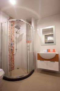 La salle de bains est pourvue d'une douche, d'un lavabo et de toilettes. dans l'établissement Panwa Beach Side Beachfront, à Phuket