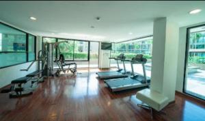 - une salle de sport avec des tapis de course et des équipements d'exercice dans un bâtiment dans l'établissement Panwa Beach Side Beachfront, à Phuket