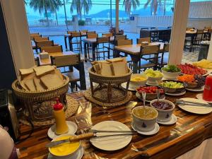 une table avec des assiettes de nourriture au-dessus dans l'établissement Panwa Beach Side Beachfront, à Phuket
