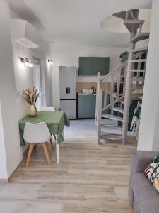 een woonkamer met een tafel en een keuken bij Charmante petite maison in Le Crès