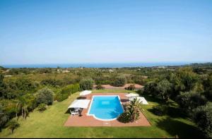 een luchtzicht op een villa met een zwembad bij Villa Persea in Santa Venerina
