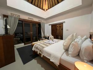 ein Schlafzimmer mit einem Bett und einem TV in der Unterkunft Batur Cliff Panorama in Baturaja