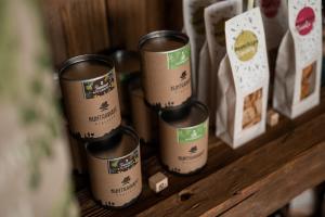 Příslušenství pro přípravu čaje a kávy v ubytování Landpalais Goyenhof - Deluxe Suites & Breakfast