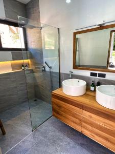 bagno con lavandino e doccia in vetro di VILLA CAMILLE - SEAVIEW - 4 Bedrooms a Ko Samui