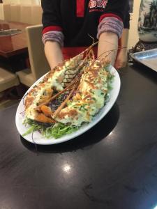 une assiette avec un plat de fruits de mer sur une table dans l'établissement Diamond Hotel Thai Binh, à Thái Bình