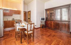 una cucina con tavolo e sedie in una stanza di Casa Dei Mercanti Town House a Lecce