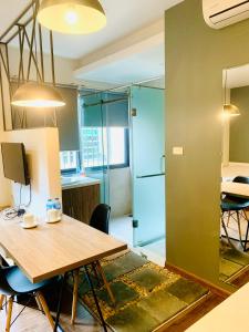 um quarto com uma mesa e cadeiras e uma parede de vidro em Unique Serviced Apartment em Hanói
