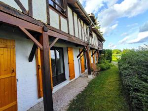 eine Außenansicht eines Gebäudes mit einer Holztür in der Unterkunft Les Fortelles in Châtillon-sur-Broué