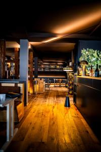 um quarto com um bar com piso em madeira em The Boutique Hotel Dsignio em Ladenburg