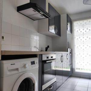 eine Küche mit einer Waschmaschine in der Unterkunft Montereau FY Appt 3P 2 ch Balcon in Montereau-faut-Yonne