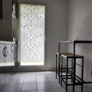 eine Küche mit einem Fenster mit einem Blind drauf in der Unterkunft Montereau FY Appt 3P 2 ch Balcon in Montereau-faut-Yonne