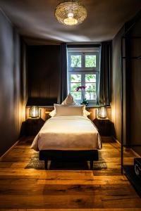 a bedroom with a large bed and a window at The Boutique Hotel Dsignio in Ladenburg