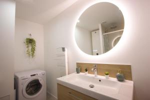 Un baño con lavabo y lavadora. en L'olivier - Appartement moderne et chaleureux - TRAM et PARC, en Grenoble 19 fotos más