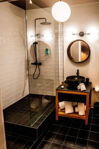 a bathroom with a shower and a sink at The Boutique Hotel Dsignio in Ladenburg