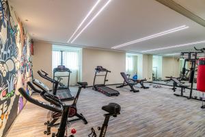 Fitness centrum a/nebo fitness zařízení v ubytování Empathy Hotel - Guangzhou East Railway Station Tianhe Sports Center