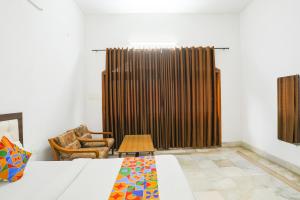 Postel nebo postele na pokoji v ubytování FabExpress Prashansa Palace