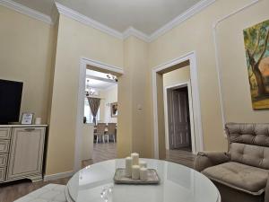 uma sala de estar com uma mesa e um sofá em Iconic House Plovdiv em Plovdiv