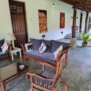 Posezení v ubytování Ardeen Villa - superb 3 bedroom beachfront for 6, BB, free pick up for 7 night stays arriving together, fully serviced, taxes included