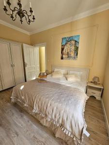 um quarto com uma cama e um quadro na parede em Iconic House Plovdiv em Plovdiv