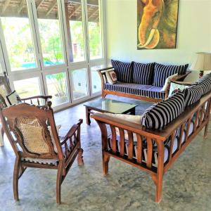 Posezení v ubytování Ardeen Villa - superb 3 bedroom beachfront for 6, BB, free pick up for 7 night stays arriving together, fully serviced, taxes included
