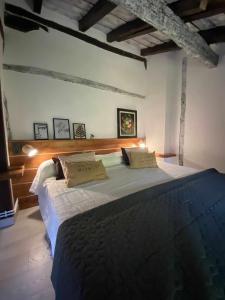 een slaapkamer met een groot bed in een kamer bij Las Casas de Quintanilla 3 in Quintanilla las Torres