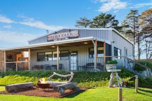 un edificio con una hoguera delante de él en Rosa Glen Retreat - Margaret River en Rosa Glen