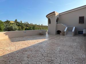 uma casa com uma escada ao lado em Villa Blue Paradise - B&B con piscina non lontano da Cagliari em Cagliari