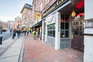 um grupo de pessoas andando por um passeio em uma cidade em Downtown Studio w AC nr N Station TD Garden BOS-211 em Boston