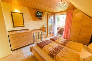 een slaapkamer met een bed, een wastafel en een spiegel bij Ferienwohnung Bliem in Sankt Michael im Lungau