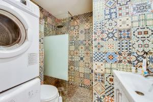 パリにある106CECeのバスルーム(トイレ、洗濯機付)