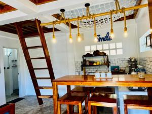 a dining room with a ladder and a table at L'Astrolabe - Tiny House in Baras