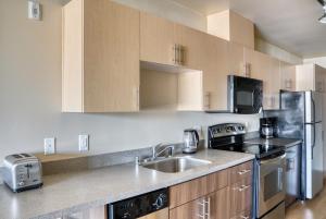 Köök või kööginurk majutusasutuses Queen Anne 1br w gym wd lounge roof deck SEA-575